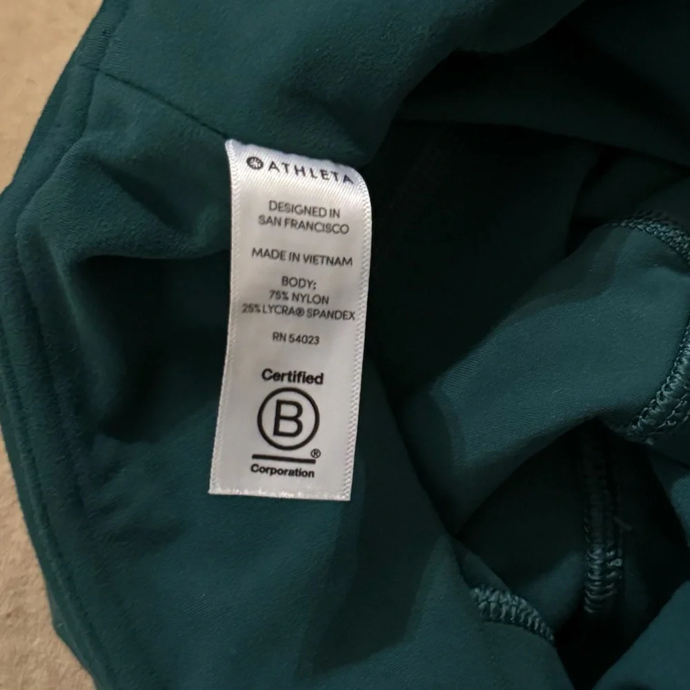 Athlete Salutation Stash Capri Leggings - Picture 3 of 4